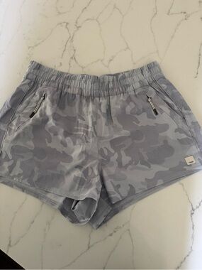Vuori Light Gray Camo Dash Performance Women's Shorts size Medium